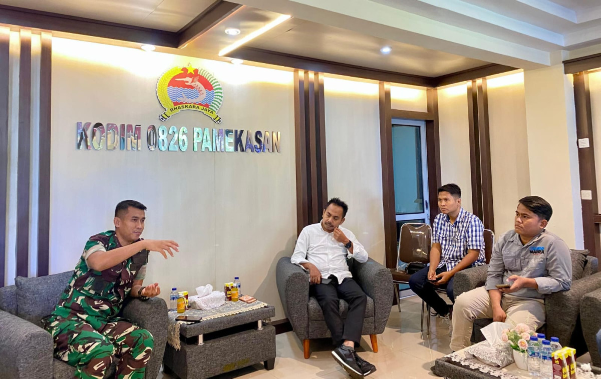 Ketua AJP, Khairul Umam, bersama pengurus saat bersilaturahmi dan berdialog bersama Komandan Kodim 0826/Pamekasan dalam agenda penguatan sinergi pers dan TNI, Jumat (27/2/2026).