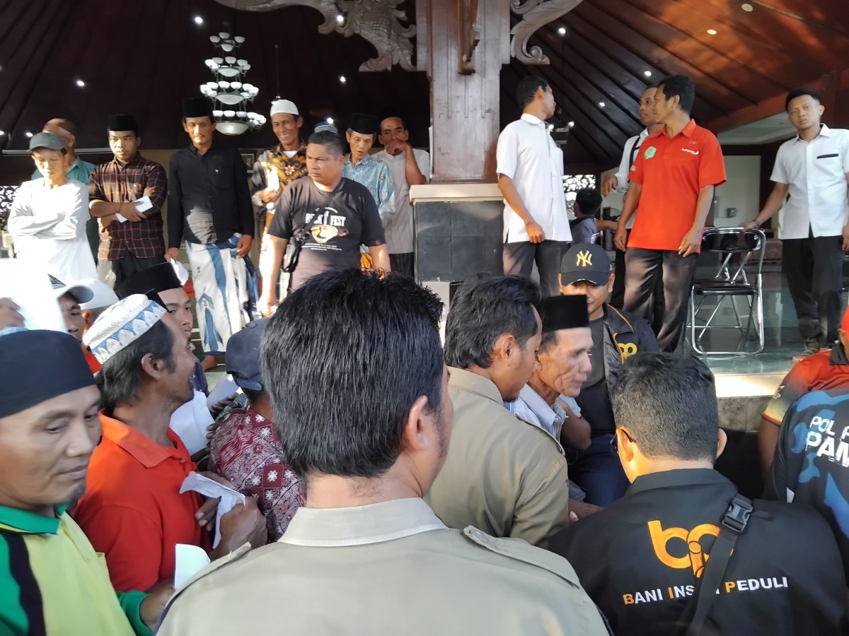 Sejumlah tukang becak menunggu proses penyaluran zakat di Pamekasan, menghadapi masalah administrasi yang harus segera diselesaikan.