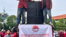 Ketua Presma BEM PTMAI Zona V Jawa Timur–Bali, Nasrawi, bersama massa aksi saat menyampaikan orasi di depan Gedung DPRD Jawa Timur dalam aksi penolakan impunitas, Jumat (10/4/2026