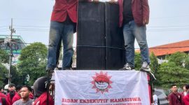 Ketua Presma BEM PTMAI Zona V Jawa Timur–Bali, Nasrawi, bersama massa aksi saat menyampaikan orasi di depan Gedung DPRD Jawa Timur dalam aksi penolakan impunitas, Jumat (10/4/2026
