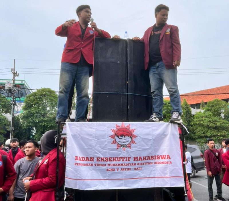 Ketua Presma BEM PTMAI Zona V Jawa Timur–Bali, Nasrawi, bersama massa aksi saat menyampaikan orasi di depan Gedung DPRD Jawa Timur dalam aksi penolakan impunitas, Jumat (10/4/2026