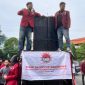 Ketua Presma BEM PTMAI Zona V Jawa Timur–Bali, Nasrawi, bersama massa aksi saat menyampaikan orasi di depan Gedung DPRD Jawa Timur dalam aksi penolakan impunitas, Jumat (10/4/2026