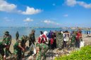Karya Bakti Kodim Pamekasan dan mahasiswa membersihkan sampah plastik di bibir Pantai Branta sebagai upaya menjaga lingkungan pesisir.