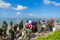Karya Bakti Kodim Pamekasan dan mahasiswa membersihkan sampah plastik di bibir Pantai Branta sebagai upaya menjaga lingkungan pesisir.