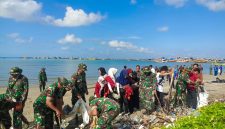 Karya Bakti Kodim Pamekasan dan mahasiswa membersihkan sampah plastik di bibir Pantai Branta sebagai upaya menjaga lingkungan pesisir.