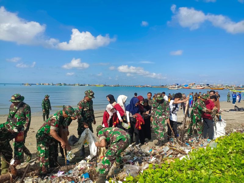 Karya Bakti Kodim Pamekasan dan mahasiswa membersihkan sampah plastik di bibir Pantai Branta sebagai upaya menjaga lingkungan pesisir.