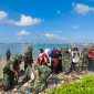 Karya Bakti Kodim Pamekasan dan mahasiswa membersihkan sampah plastik di bibir Pantai Branta sebagai upaya menjaga lingkungan pesisir.