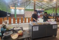 Keterangan foto: Kepala Desa Didik Susanto turun langsung melayani warga di stand gorengan milik TP-PKK Desa Grujugan sebagai bentuk dukungan terhadap kreativitas dan kemandirian ekonomi organisasi desa.