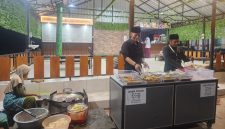 Keterangan foto: Kepala Desa Didik Susanto turun langsung melayani warga di stand gorengan milik TP-PKK Desa Grujugan sebagai bentuk dukungan terhadap kreativitas dan kemandirian ekonomi organisasi desa.