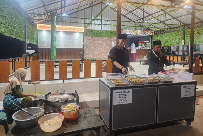 Keterangan foto: Kepala Desa Didik Susanto turun langsung melayani warga di stand gorengan milik TP-PKK Desa Grujugan sebagai bentuk dukungan terhadap kreativitas dan kemandirian ekonomi organisasi desa.