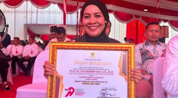 Membanggakan! Rektor Unitomo Diganjar Penghargaan Gubernur Jatim, Direktur Kemdiktisaintek Turut Beri Pujian