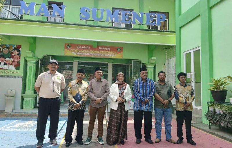 Anggota Komisi VIII DPR RI Fraksi PDI Perjuangan Dapil Jawa Timur XI (Madura), Hj. Ansari, S.Pd.I., saat bersilaturahmi dengan Kepala MAN Sumenep dan jajaran dewan guru, sekaligus menyerap aspirasi untuk penguatan dunia pendidikan Madura.