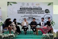 DARI KIRI KE KANAN: Pimpinan Umum LPM Spirit Mahasiswa UTM Anisa, Mantan Sekjen PPMI DK Madura 2025 Fira, Pimpinan Umum LPM SURGA STAIFA Pamekasan Siska Amelia, Ketua AJP M. Khairul Umam (memegang mik), Sekjen PPMI DK Madura Naufal Firdaus, serta perwakilan dari Universitas PGRI Sumenep dan PU LPM Activita UIN Madura saat sesi pemaparan materi di STAIFA Pamekasan. (Ist)
