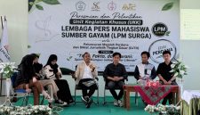 DARI KIRI KE KANAN: Pimpinan Umum LPM Spirit Mahasiswa UTM Anisa, Mantan Sekjen PPMI DK Madura 2025 Fira, Pimpinan Umum LPM SURGA STAIFA Pamekasan Siska Amelia, Ketua AJP M. Khairul Umam (memegang mik), Sekjen PPMI DK Madura Naufal Firdaus, serta perwakilan dari Universitas PGRI Sumenep dan PU LPM Activita UIN Madura saat sesi pemaparan materi di STAIFA Pamekasan. (Ist)