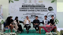 DARI KIRI KE KANAN: Pimpinan Umum LPM Spirit Mahasiswa UTM Anisa, Mantan Sekjen PPMI DK Madura 2025 Fira, Pimpinan Umum LPM SURGA STAIFA Pamekasan Siska Amelia, Ketua AJP M. Khairul Umam (memegang mik), Sekjen PPMI DK Madura Naufal Firdaus, serta perwakilan dari Universitas PGRI Sumenep dan PU LPM Activita UIN Madura saat sesi pemaparan materi di STAIFA Pamekasan. (Ist)