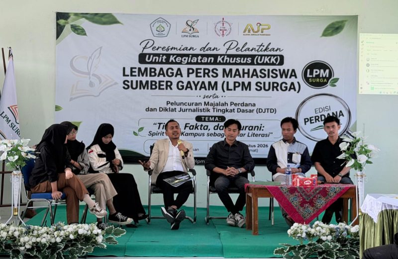 DARI KIRI KE KANAN: Pimpinan Umum LPM Spirit Mahasiswa UTM Anisa, Mantan Sekjen PPMI DK Madura 2025 Fira, Pimpinan Umum LPM SURGA STAIFA Pamekasan Siska Amelia, Ketua AJP M. Khairul Umam (memegang mik), Sekjen PPMI DK Madura Naufal Firdaus, serta perwakilan dari Universitas PGRI Sumenep dan PU LPM Activita UIN Madura saat sesi pemaparan materi di STAIFA Pamekasan. (Ist)
