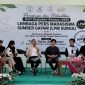 DARI KIRI KE KANAN: Pimpinan Umum LPM Spirit Mahasiswa UTM Anisa, Mantan Sekjen PPMI DK Madura 2025 Fira, Pimpinan Umum LPM SURGA STAIFA Pamekasan Siska Amelia, Ketua AJP M. Khairul Umam (memegang mik), Sekjen PPMI DK Madura Naufal Firdaus, serta perwakilan dari Universitas PGRI Sumenep dan PU LPM Activita UIN Madura saat sesi pemaparan materi di STAIFA Pamekasan. (Ist)